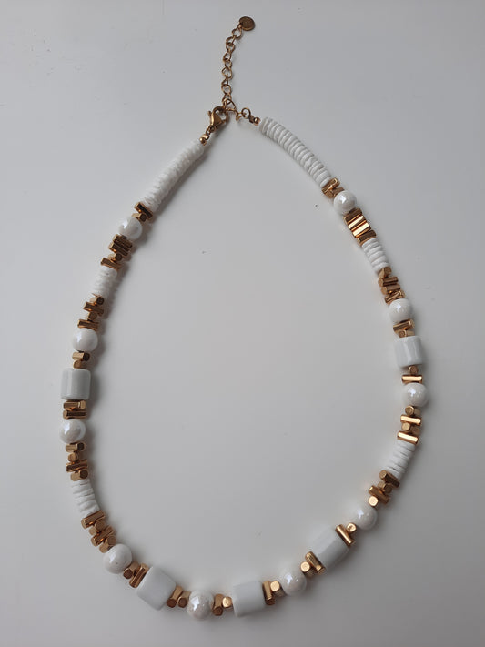 Collier doré avec perles en céramique émaillées et coquillages blancs